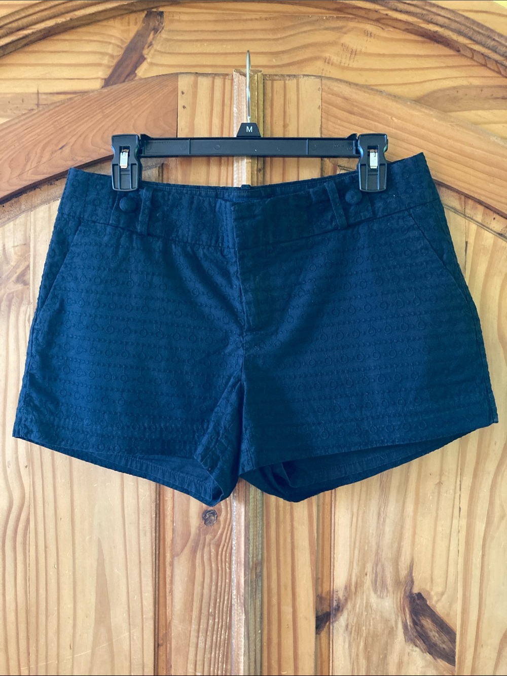 Women’s Banana Republic black embroidered circles lace shorts size 8